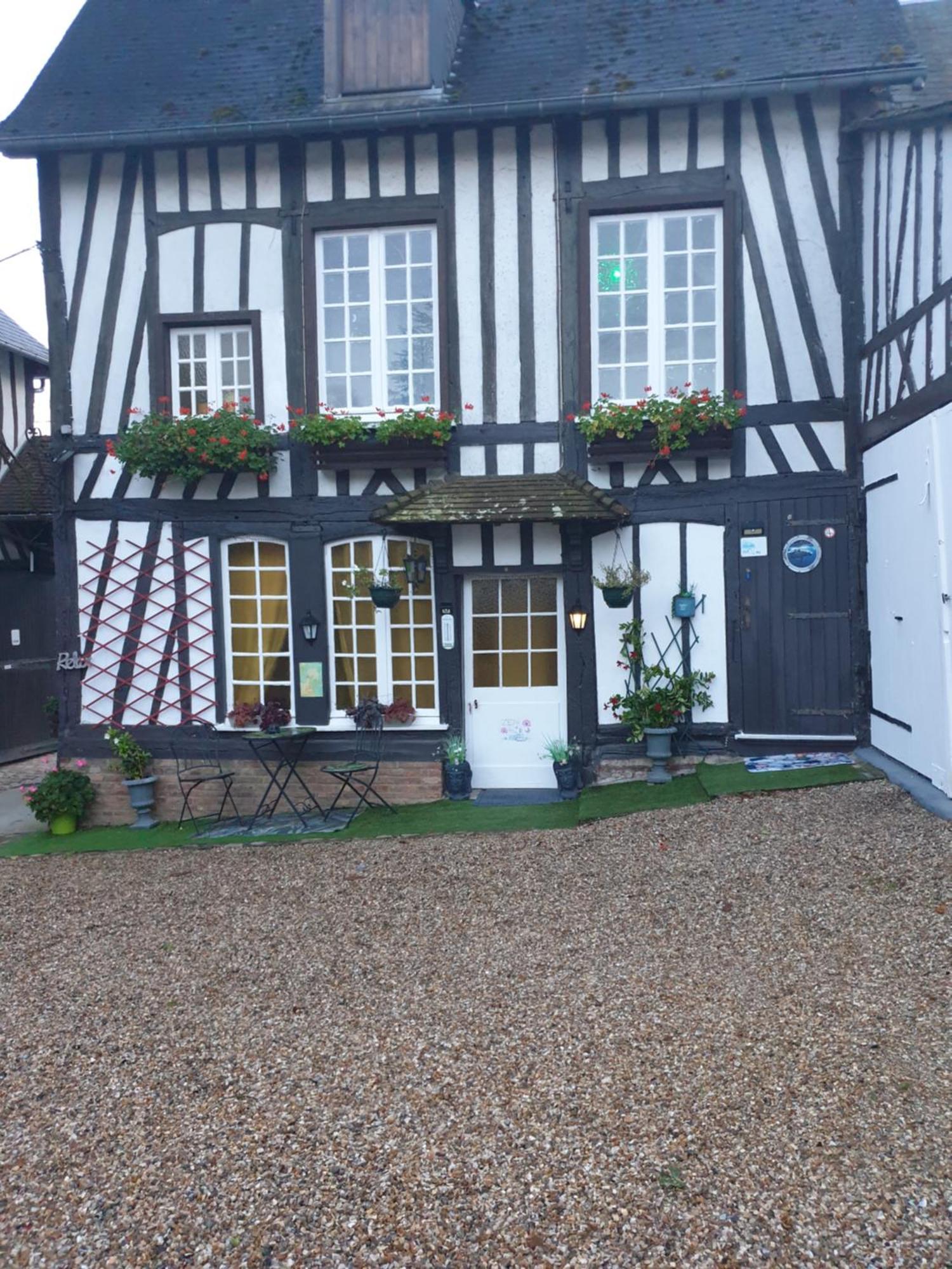 Le Mouton Gras Hotel Aumale ภายนอก รูปภาพ